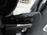 外の明るさに応じてライトを自動点灯・消灯してくれるオートライト付き♪