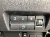 アイドリングストップ。停車時にブレーキを踏むだけでエンジンがストップ。さらに、発進時にはブレーキから足を離すだけでエンジンを始動します燃費を向上させます。ON/OFFスイッチにより切り替える事も可能です。