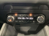 運転席/助手席が独立して調節可能な花粉除去フィルター付きフルオートエアコンです。
