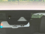 【i-ACTIVESENSE】走行中に前方の車両等を認識し、衝突しそうな時は警報とブレーキで衝突回避と被害軽減をアシスト。より安全にドライブをお楽しみいただけます。