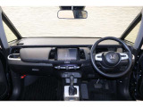 操作性に優れた運転席となります!小物入れや各ボタンの配置にこだわり、使いやすいです!座り心地もよく視認性も良好なのでロングドライブもお任せ下さい!