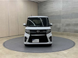 お車購入のポイントとなるフロントマスクです!シャープな目つきが印象的なデザインのヘッドランプです。