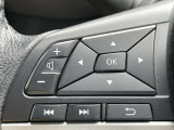 ハンドルから手を離さずにオーディオの操作ができるステアリングスイッチ付
