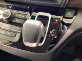 インパネシフトを採用しているので、前席の足元も広々としています。運転席と助手席の行き来もスムーズです!