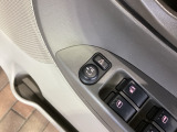狭い駐車場で便利な電動格納ドアミラーが付いています。