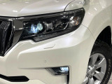 【LEDヘッドライト】悪天候や夜間走行時も良好な視界を確保し安心して運転できる高輝度LEDヘッドライトを装備!点灯速度が早く、消費電力も抑えられています。