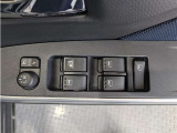 パワーウィンドウのスイッチですよ。 運転席に居ながら窓を開け閉めのコントロールできますよ。 ロック機能で、子供がイタズラして窓を開けるという事も無くなりますよ。