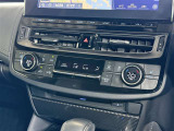 【オートエアコン】「AUTO」スイッチを押すだけで、冷暖房の切り替えや風量、吹き出し口の調整などを自動で行います。