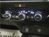 フルオートエアコン搭載。好みの温度に設定するだけで、風向や風量を自動でコントロール!いつでも快適な車内環境に。