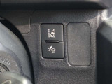 レーンディパーチャーアラートを装備しております!車線または走路からの逸脱の可能性を警告、走路からの逸脱を避けるためのハンドル操作の一部を支援する機能です☆詳しくはスタッフにお尋ねください(^^♪