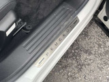 乗車口足元にはPEUGEOTのロゴ入り。