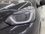 LEDヘッドライトは、点灯の瞬間から最大光量を発揮し、突然暗くなるトンネルなどでの安定感を高めます。