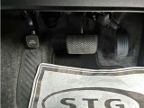 運転席足元