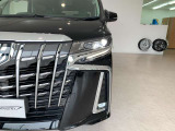 三眼LEDヘッドライト&シーケンシャルウィンカー(流れるウィンカー)&AHS(アダプティブ・ハイビーム・システム)・LEDフォグランプ付き!!