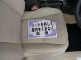 室内外はもちろん、シートを外してニオイの元となるフロアカーペットまで消臭・除菌を実施。中古車を気持ちよくお乗りいただけるクリーニングサービスです。詳細は販売店スタッフまでおたずねください。