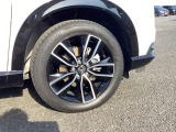 ☆純正アルミホイール☆足元のデザインを際立たせ軽快な走りを演出☆車の印象もスタイルも引き締まります☆
