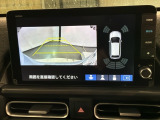 リバースギアに入れるだけで後方の表示へ切り替わります。夜間や雨の日の駐車も楽になりますよ。