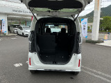 後席を倒せば長い荷物も積めます