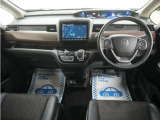 運転にかかわる様々な操作を安全に行えるように視点移動が少なく、操作性に配慮されたスイッチ類が凝縮されたコクピットです。