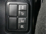 EVドライブモードスイッチを押せば、早朝や深夜の住宅街や屋内の駐車場などで、騒音や排気ガスを気にすることなく走行できます