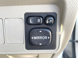 【電動格納ミラー】サイドミラーは電動格納式となっており、狭い駐車場でもキズがつくリスクを抑えられます。