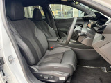 シートはアルカンタラ&テップレザー仕様です。ホールド感のあるフロントシートは長時間の運転でも疲労感を感じさせず、腰への負担も軽減させます。