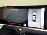 パノラミックビューモニターシステムが付いているので車の上から見た映像が確認できますよ。 一目で車両周辺の情報を確認できますが、直接安全をご確認下さい。
