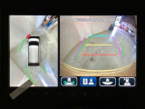パノラミックビューモニター付きです。車両を上から見たような映像をディスプレイオーディオ画面に表示。運転席からの目視だけでは見にくい、車両周辺の状況をリアルタイムでしっかり確認できます。