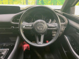 【純正革巻きステアリング】上質な革を使用することで、手にしっかり馴染みとても運転しやすいハンドルです♪