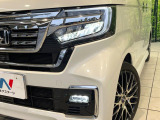 【LEDヘッドライト】悪天候や夜間走行時も良好な視界を確保し安心して運転できる高輝度LEDヘッドライトを装備!点灯速度が早く、消費電力も抑えられています。