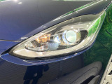 【LEDヘッドライト】悪天候や夜間走行時も良好な視界を確保し安心して運転できる高輝度LEDヘッドライトを装備!点灯速度が早く、消費電力も抑えられています。