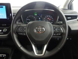 快適な操作性の運転席、ハンドルも綺麗に清掃済みです。もちろん安全を守るエアバッグも装備しているので安心してお乗りいただけます。