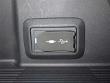 充電用USB端子付き。スマートフォンなどの充電に便利です。