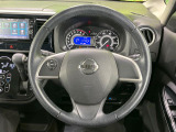 インテリアに合わせたデザインのステアリングは、運転される方のことも考え、運転しやすい形状、大きさです。是非一度、実際に触ってお確かめください。