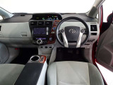 革巻きステアリングで快適な操作性の運転席です。