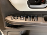 電動格納式リモコンドアミラーと、パワーウィンドウスイッチ等は運転席ドアにあります。