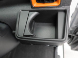カップホルダーは運転席や助手席からちょうど手の届く位置です!!