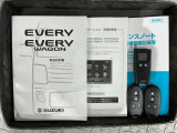 スマートキーは鍵をバッグに入れたままでもドアロックの開閉やエンジンのON・OFFができます。夜間や雨の日も鍵を探さなくて良いので便利です。