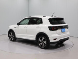 T-Cross TSI R-ライン。ブラックルーフレールと専用バンパーデザインが際立つ、精悍なリヤスタイルが魅力です。