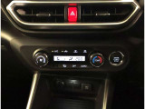 お車のキーはスマートキーです。キーを身につけた状態で車に近づき、ドアロックの解錠や施錠操作が出来ます。雨の日など両手がふさがっている時など、とっても便利ですね。
