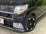 【LEDヘッドライト】悪天候や夜間走行時も良好な視界を確保し安心して運転できる高輝度LEDヘッドライトを装備!点灯速度が早く、消費電力も抑えられています。