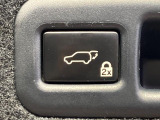 【パワーバックドア】スマートキーや運転席のボタンを押すだけでリアゲートが自動で開閉します!荷物を持っている時や、高い位置にあるバックドアを閉める際に便利な機能です♪