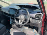 ガラスエリアが広く見晴らしのいい運転席。疲れにくいシートと相まって、安全快適に日常をサポートしてくれます。
