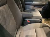 アームレストは、運転中の腕をしっかりと支えることで、疲労を大きく軽減してくれます。