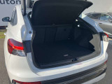 開口部が低く設定されているので、荷物の積み下ろしがスムーズに行えます。更に分割可倒式リアシートの採用でシートのバックレストを倒すと、大きく長い荷物も積み込めます。