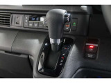 インパネシフトだから視線の移動も少なく足元もスッキリ♪運転席もゆったりしているのでゆとりを持ってドライブできますね!