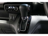 インパネシフトだから視線の移動も少なく足元もスッキリ♪運転席もゆったりしているのでゆとりを持ってドライブできますね!