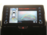 【パノラマモニター】に搭載した4つのカメラにより、車を真上から見ているような映像を表示。運転席から確認しにくい車両周囲の状況を把握できます。