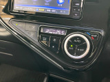 【オートエアコン】一度お好みの温度に設定すれば、車内の温度を検知し風量や温度を自動で調整。暑い&hellip;寒い&hellip;と何度もスイッチ操作をする必要はありません。快適な車内空間には必須の機能ですね♪