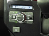 オートエアコンを装備しておりますので、四季を通じて車内を快適な温度に保つことが出来ます!高級感が有りますね!